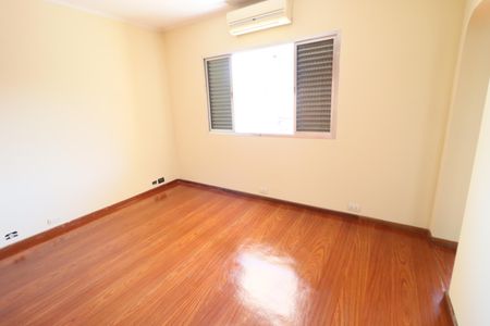 Casa à venda com 240m², 4 quartos e 2 vagasSuíte 1