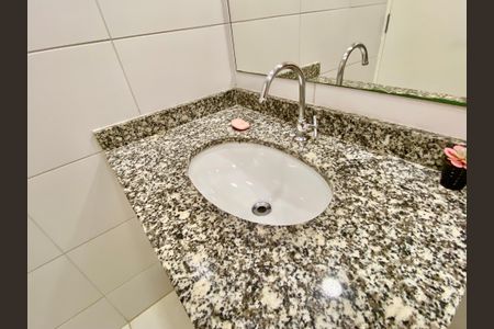 Apartamento à venda com 57m², 2 quartos e 1 vaga Apartamento à venda com 57m², 2 quartos e 1 vagaBanheiro Social