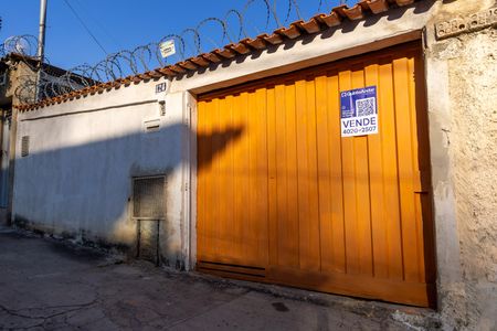 Casa à venda com 180m², 3 quartos e 2 vagas Casa à venda com 180m², 3 quartos e 2 vagasFachada