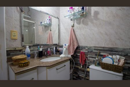 Casa de condomínio à venda com 191m², 4 quartos e 3 vagas Casa de condomínio à venda com 191m², 4 quartos e 3 vagasBanheiro da Suite