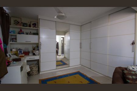 Casa de condomínio à venda com 191m², 4 quartos e 3 vagas Casa de condomínio à venda com 191m², 4 quartos e 3 vagasSuite