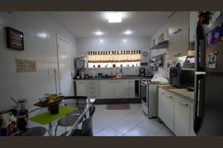 Casa de condomínio à venda com 191m², 4 quartos e 3 vagas Casa de condomínio à venda com 191m², 4 quartos e 3 vagasCozinha