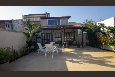 Casa de condomínio à venda com 191m², 4 quartos e 3 vagas Casa de condomínio à venda com 191m², 4 quartos e 3 vagasQuintal