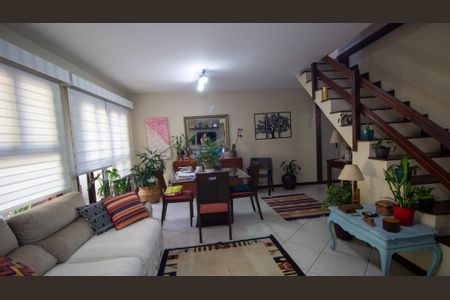 Casa de condomínio à venda com 191m², 4 quartos e 3 vagas Casa de condomínio à venda com 191m², 4 quartos e 3 vagasSala