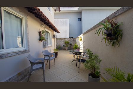 Casa de condomínio à venda com 191m², 4 quartos e 3 vagas Casa de condomínio à venda com 191m², 4 quartos e 3 vagasQuintal