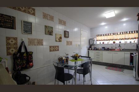 Casa de condomínio à venda com 191m², 4 quartos e 3 vagas Casa de condomínio à venda com 191m², 4 quartos e 3 vagasCozinha