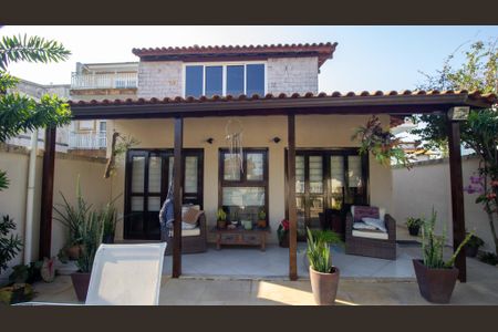 Casa de condomínio à venda com 191m², 4 quartos e 3 vagas Casa de condomínio à venda com 191m², 4 quartos e 3 vagasQuintal