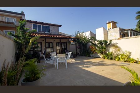 Casa de condomínio à venda com 191m², 4 quartos e 3 vagas Casa de condomínio à venda com 191m², 4 quartos e 3 vagasQuintal