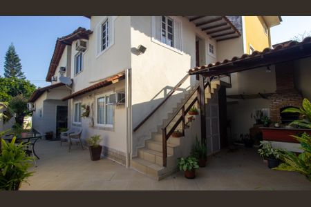 Casa de condomínio à venda com 191m², 4 quartos e 3 vagas Casa de condomínio à venda com 191m², 4 quartos e 3 vagasQuintal