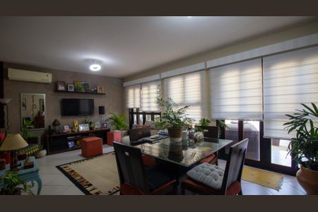 Casa de condomínio à venda com 191m², 4 quartos e 3 vagas Casa de condomínio à venda com 191m², 4 quartos e 3 vagasSala