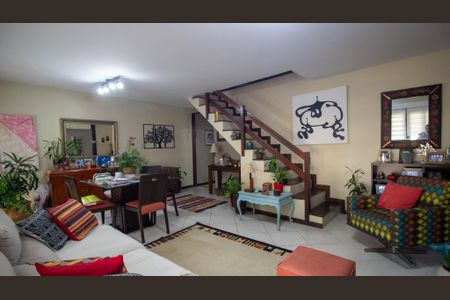 Casa de condomínio à venda com 191m², 4 quartos e 3 vagas Casa de condomínio à venda com 191m², 4 quartos e 3 vagasSala