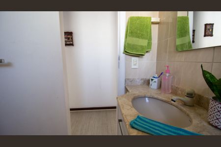 Casa de condomínio à venda com 191m², 4 quartos e 3 vagas Casa de condomínio à venda com 191m², 4 quartos e 3 vagasBanheiro Social 1