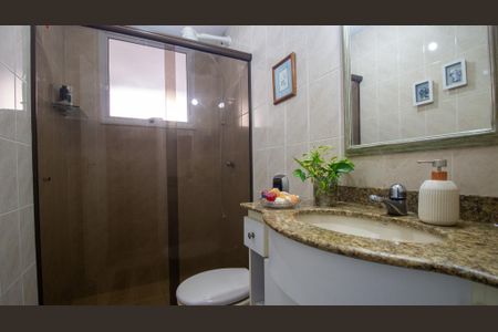 Casa de condomínio à venda com 191m², 4 quartos e 3 vagas Casa de condomínio à venda com 191m², 4 quartos e 3 vagasBanheiro Social 2