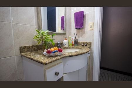 Casa de condomínio à venda com 191m², 4 quartos e 3 vagas Casa de condomínio à venda com 191m², 4 quartos e 3 vagasBanheiro Social 2