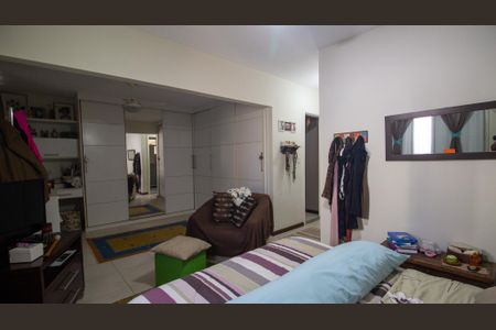 Casa de condomínio à venda com 191m², 4 quartos e 3 vagas Casa de condomínio à venda com 191m², 4 quartos e 3 vagasSuite