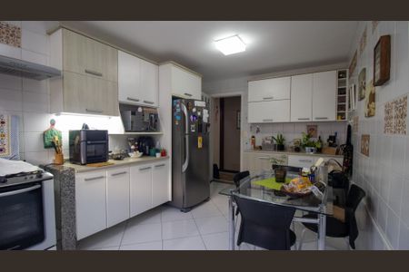 Casa de condomínio à venda com 191m², 4 quartos e 3 vagas Casa de condomínio à venda com 191m², 4 quartos e 3 vagasCozinha