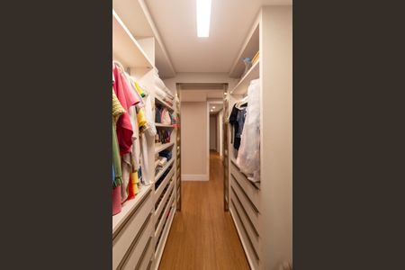 Apartamento à venda com 181m², 4 quartos e 2 vagasCloset da Suíte 1