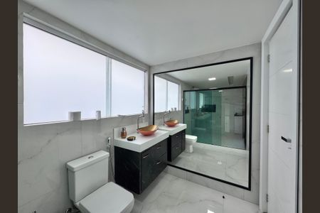 Casa de condomínio para alugar com 400m², 5 quartos e 2 vagasBanheiro da Suíte 1