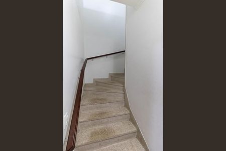 Casa à venda com 116m², 2 quartos e 2 vagasEscada