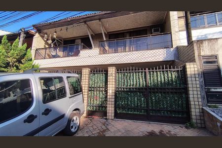 Casa de condomínio à venda com 172m², 3 quartos e 2 vagas Casa de condomínio à venda com 172m², 3 quartos e 2 vagasFachada