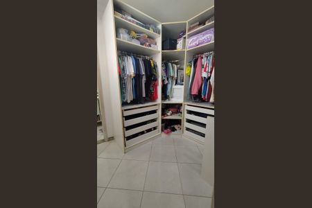 Casa de condomínio à venda com 172m², 3 quartos e 2 vagas Casa de condomínio à venda com 172m², 3 quartos e 2 vagasCloset da suíte