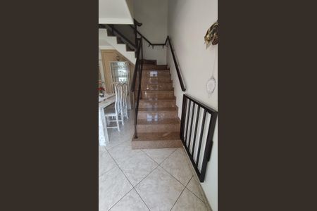 Casa de condomínio à venda com 172m², 3 quartos e 2 vagas Casa de condomínio à venda com 172m², 3 quartos e 2 vagasEscada