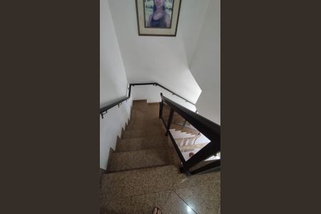 Casa de condomínio à venda com 172m², 3 quartos e 2 vagas Casa de condomínio à venda com 172m², 3 quartos e 2 vagasEscada