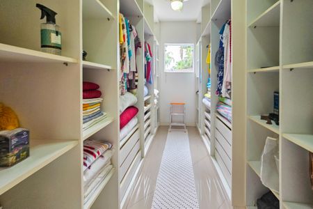 Casa de condomínio para alugar com 1000m², 5 quartos e 9 vagasCloset da suíte 4