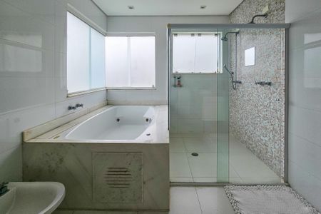 Casa de condomínio para alugar com 1000m², 5 quartos e 9 vagasBanheiro da Suíte 4