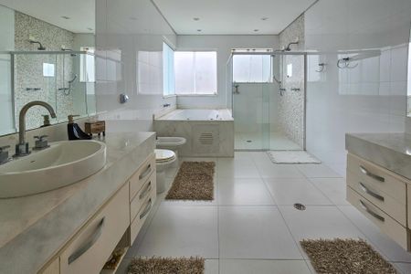 Casa de condomínio para alugar com 1000m², 5 quartos e 9 vagasBanheiro da Suíte 4