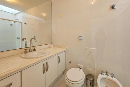 Casa de condomínio para alugar com 1000m², 5 quartos e 9 vagasBanheiro da Suíte 3