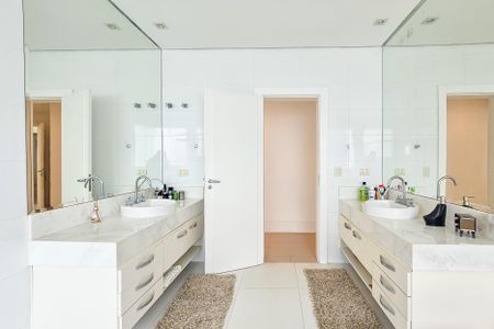 Casa de condomínio para alugar com 1000m², 5 quartos e 9 vagasBanheiro da Suíte 4