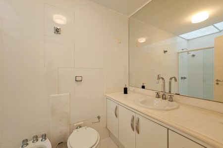 Casa de condomínio para alugar com 1000m², 5 quartos e 9 vagasBanheiro da Suíte 2