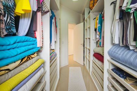 Casa de condomínio para alugar com 1000m², 5 quartos e 9 vagasCloset da suíte 4