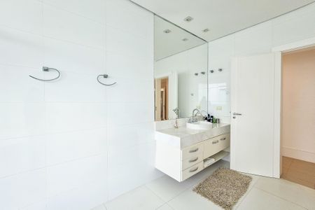 Casa de condomínio para alugar com 1000m², 5 quartos e 9 vagasBanheiro da Suíte 4