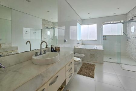 Casa de condomínio para alugar com 1000m², 5 quartos e 9 vagasBanheiro da Suíte 4