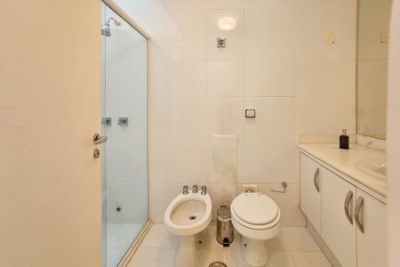 Casa de condomínio para alugar com 1000m², 5 quartos e 9 vagasBanheiro da Suíte 2