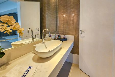 Casa de condomínio para alugar com 1000m², 5 quartos e 9 vagasBanheiro Social