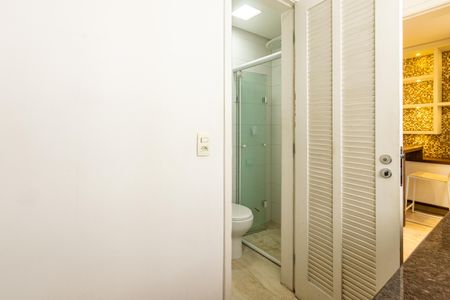 Apartamento à venda com 120m², 2 quartos e 3 vagas Apartamento à venda com 120m², 2 quartos e 3 vagasBanheiro de Serviço