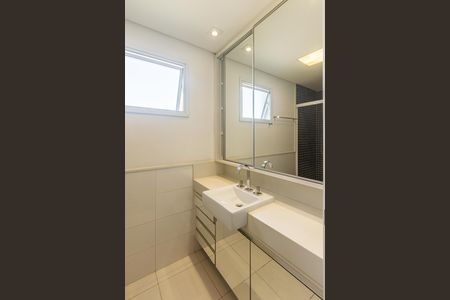 Apartamento à venda com 120m², 2 quartos e 3 vagas Apartamento à venda com 120m², 2 quartos e 3 vagasBanheiro da Suíte 2