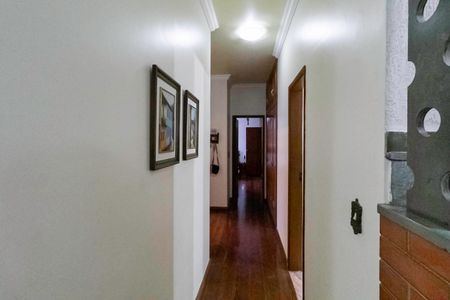 Casa para alugar com 341m², 4 quartos e 5 vagas Casa para alugar com 341m², 4 quartos e 5 vagasCorredor