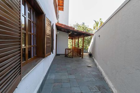 Casa para alugar com 341m², 4 quartos e 5 vagas Casa para alugar com 341m², 4 quartos e 5 vagasQuintal