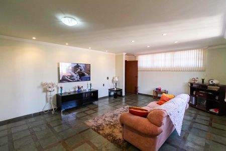 Casa para alugar com 341m², 4 quartos e 5 vagas Casa para alugar com 341m², 4 quartos e 5 vagasSala 3