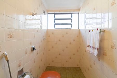 Casa para alugar com 341m², 4 quartos e 5 vagas Casa para alugar com 341m², 4 quartos e 5 vagasBanheiro social 2