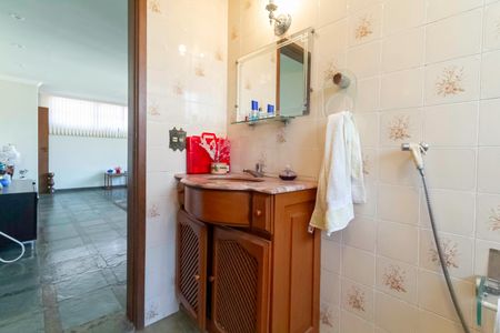 Casa para alugar com 341m², 4 quartos e 5 vagas Casa para alugar com 341m², 4 quartos e 5 vagasBanheiro social 2