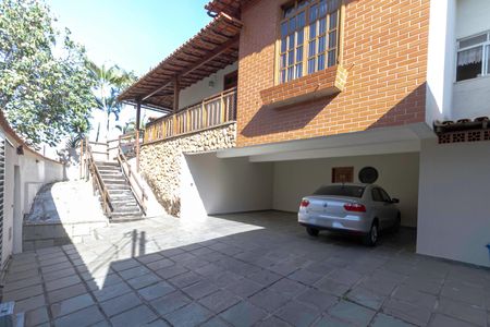 Casa para alugar com 341m², 4 quartos e 5 vagas Casa para alugar com 341m², 4 quartos e 5 vagasFachada