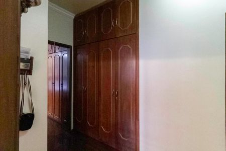 Casa para alugar com 341m², 4 quartos e 5 vagas Casa para alugar com 341m², 4 quartos e 5 vagasCorredor