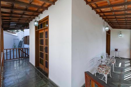 Casa para alugar com 341m², 4 quartos e 5 vagas Casa para alugar com 341m², 4 quartos e 5 vagasVaranda