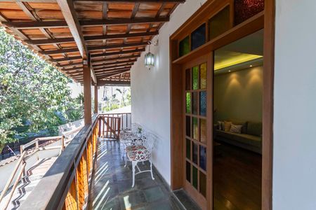 Casa para alugar com 341m², 4 quartos e 5 vagas Casa para alugar com 341m², 4 quartos e 5 vagasVaranda