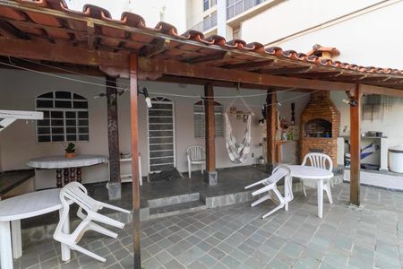 Casa para alugar com 341m², 4 quartos e 5 vagas Casa para alugar com 341m², 4 quartos e 5 vagasQuintal